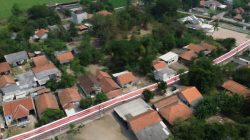 Sambut HUT ke-81 RI, Warga Karangbahagia Bekasi Bentangkan Merah Putih 500 Meter
