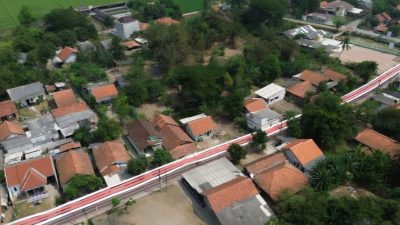 Bekasi - Bendera Merah Putih sepanjang 500 meter membentang di atas permukiman warga Kampung Pendeuy Timur, Desa Karangsatu, Kecamatan Karangbahagia, Kabupaten Bekasi, Rabu (5/8/2026). Foto: Antara
