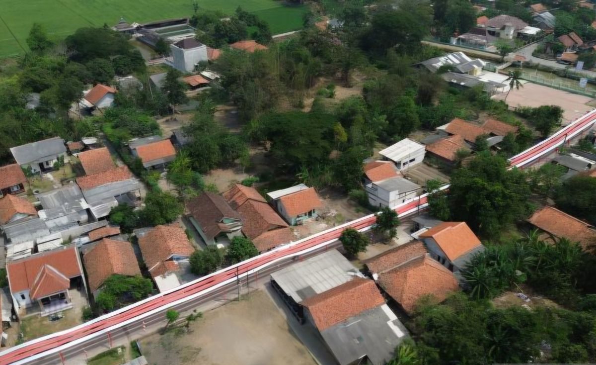 Bekasi - Bendera Merah Putih sepanjang 500 meter membentang di atas permukiman warga Kampung Pendeuy Timur, Desa Karangsatu, Kecamatan Karangbahagia, Kabupaten Bekasi, Rabu (5/8/2026). Foto: Antara