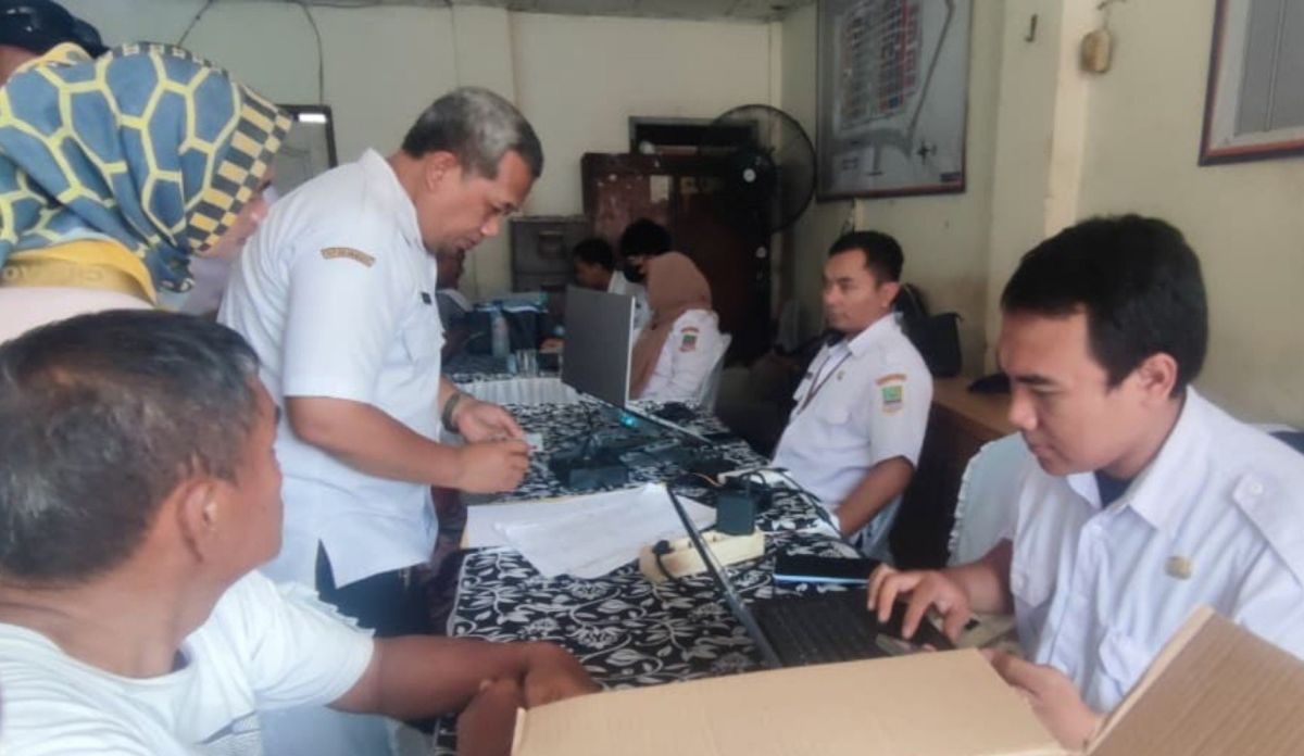 Bekasi - Pelayanan jembut bola penerbitan NIB bagi para pedagang Pasar Cikarang. Foto: Ist