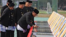 Bekasi - Plt. Bupati Bekasi, Asep Surya Atmaj menandatangani sejumlah prasasti dalam rangkaian HUT ke-76 Kabupaten Bekasi. Foto: Ist