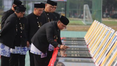 Bekasi - Plt. Bupati Bekasi, Asep Surya Atmaj menandatangani sejumlah prasasti dalam rangkaian HUT ke-76 Kabupaten Bekasi. Foto: Ist