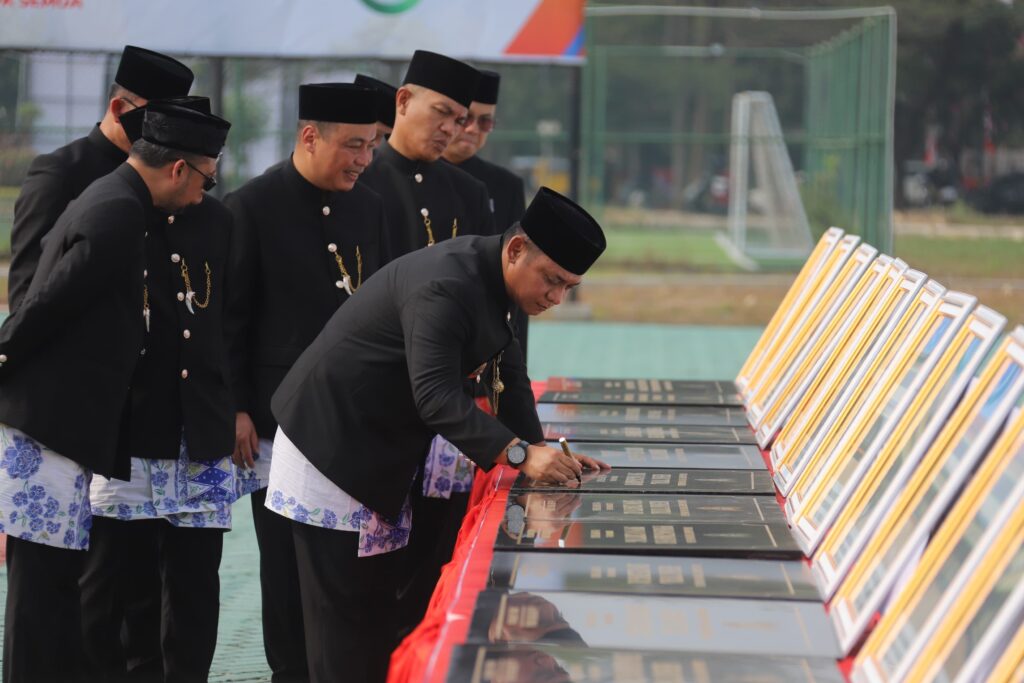 Bekasi - Plt. Bupati Bekasi, Asep Surya Atmaj menandatangani sejumlah prasasti dalam rangkaian HUT ke-76 Kabupaten Bekasi. Foto: Ist