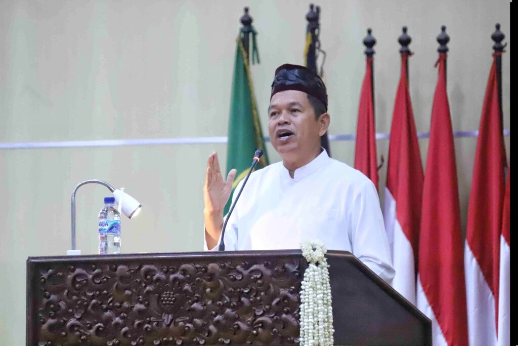 Bekasi -Gubernur Jawa Barat, Dedi Mulyadi, saat memberikan pidato dalam momentum tasyakuran Hari Jadi ke-76 Kabupaten Bekasi di Cikarang Pusat pada Sabtu (15/8/2026). Foto: Ist/Gobekasi.id.