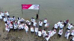 Bekasi - Aksi peduli lingkungan dengan menanam 1.500 bibit pohon bakau di garis pantai Desa Hurip Jaya, Kecamatan Babelan, Kabupaten Bekasi, Rabu (19/8/2026). Foto: Ist
