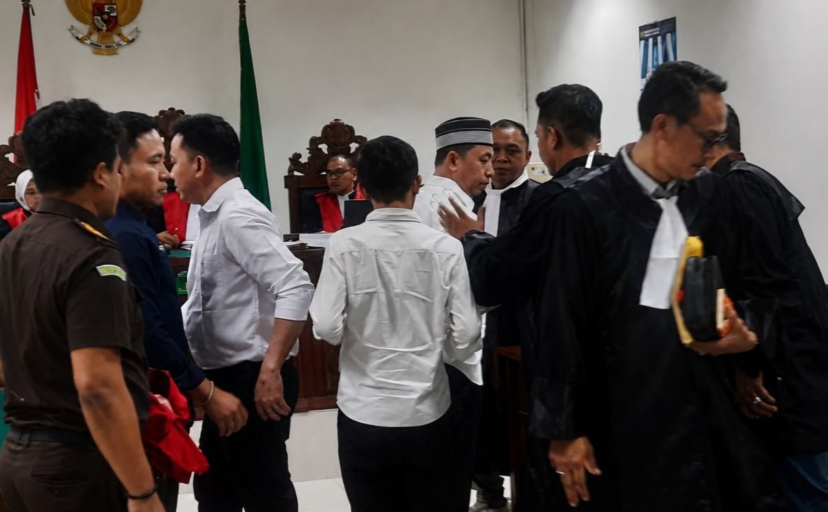 Bekasi - Terdakwa kasus dugaan pengeroyokan yang juga anggota DPRD Kabupaten Bekasi Nyumarno (berpeci) menjalani persidangan dengan agenda pembacaan eksepsi kuasa hukum terdakwa di Pengadilan Negeri Cikarang, Kamis (20/8/2025). Foto: Antara
