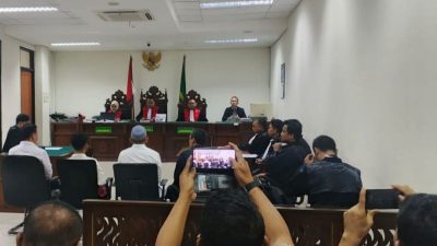 Bekasi - Terdakwa kasus penganiayaan, Nyumarno, mengajukan pengalihan status tahanan kota ke PN Cikarang dengan alasan menjalankan tugas anggota DPRD Bekasi. Foto: Ist/Gobekasi.id.