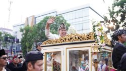 Bekasi - Wali Kota Bekasi Tri Adhianto saat ikut memeriahkan parade budaya di CFD Jalan Ahmad Yani, Minggu (30/8/2026). Foto: Ist/Gobekasi.id.