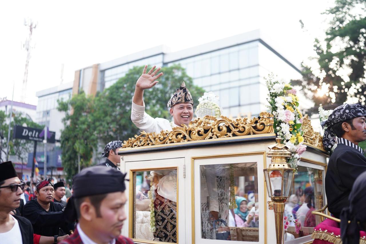 Bekasi - Wali Kota Bekasi Tri Adhianto saat ikut memeriahkan parade budaya di CFD Jalan Ahmad Yani, Minggu (30/8/2026). Foto: Ist/Gobekasi.id.