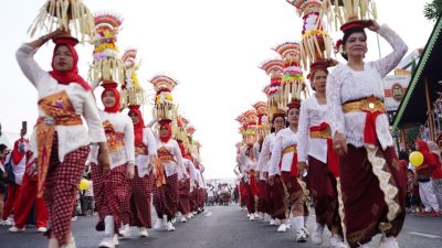 Bekasi - Sekitar 2.000 penari dari unsur sekolah dasar, sekolah menengah pertama dan sanggar tari Kota Bekasi tampil dalam Tari Massal Ronggeng Menor pada Pesona Nusantara Bekasi Keren (PNBK) Jilid III, Minggu (30/8/2026). Foto: Ist/Gobekasi.id.