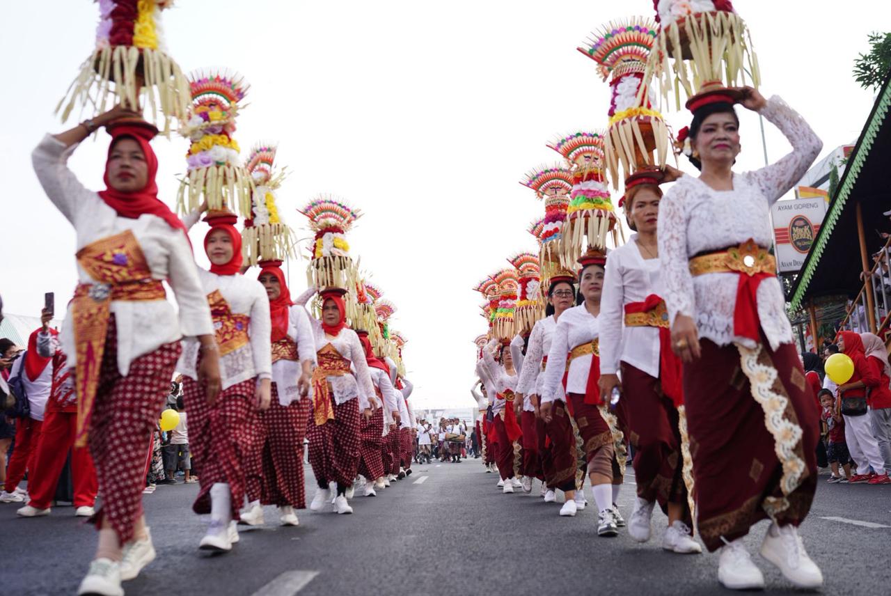 Bekasi - Sekitar 2.000 penari dari unsur sekolah dasar, sekolah menengah pertama dan sanggar tari Kota Bekasi tampil dalam Tari Massal Ronggeng Menor pada Pesona Nusantara Bekasi Keren (PNBK) Jilid III, Minggu (30/8/2026). Foto: Ist/Gobekasi.id.