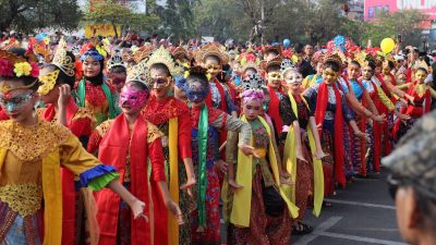 Bekasi - Sekitar 2.000 penari dari unsur sekolah dasar, sekolah menengah pertama dan sanggar tari Kota Bekasi tampil dalam Tari Massal Ronggeng Menor pada Pesona Nusantara Bekasi Keren (PNBK) Jilid III, Minggu (30/8/2026). Foto: Ist/Gobekasi.id.
