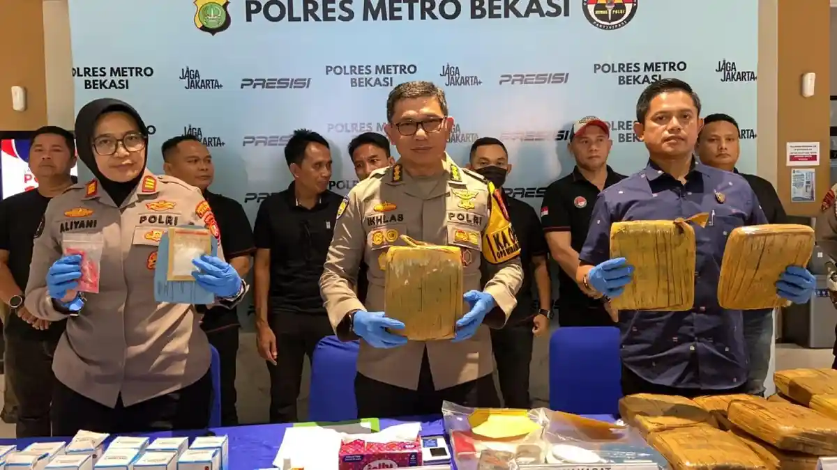 Bekasi - Kapolres Metro Bekasi, Kombes Ikhlas Putro Wasono saat mengungkap jaringan narkoba beserta barang buktinya, Kamis (27/8/2026). Foto: Ist/Gobekasi.id.