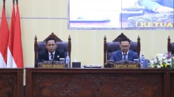 Bekasi - Plt. Bupati Bekasi dr. Asep Surya Atmaja, Ketua DPRD Kabupaten Bekasi, Ade Sukron bersama unsur Forkopimda, serta jajaran kepala OPD endengarkan pidato Presiden RI Prabowo Subianto mengenai Penyampaian Keterangan Pemerintah atas Rancangan Undang-Undang (RUU) APBN Tahun Anggaran 2027 beserta Nota Keuangan. Foto: Ist/Gobekasi.id.