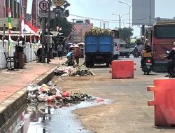 Minim Tempat Sampah, Limbah Pedagang Pasar Cikarang Berserakan di Jalan RE Martadinata