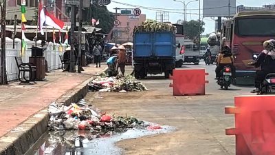 Bekasi - Potret sampah berserakan di depan pasar Cikarang, Jalan RE Martadinata, Kabupaten Bekasi, Selasa (4/8/2026). Foto: Ist