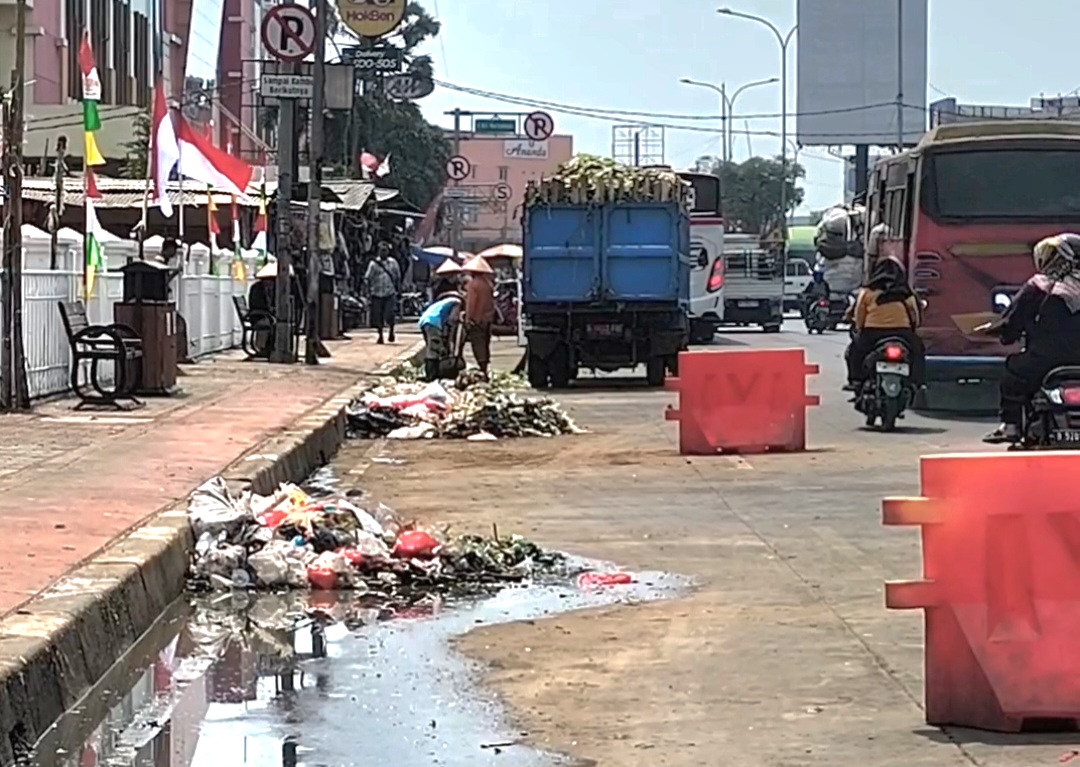 Bekasi - Potret sampah berserakan di depan pasar Cikarang, Jalan RE Martadinata, Kabupaten Bekasi, Selasa (4/8/2026). Foto: Ist