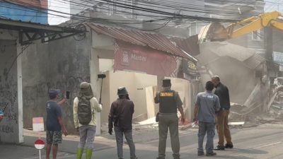 Bekasi - Petugas gabungan membongkar 34 bangunan liar di Jalan Raya Hankam, Pondok Melati, Kota Bekasi. Area tersebut akan dibangun drainase dan jalur pedestrian, Senin (24/8/2026). Foto: Ist