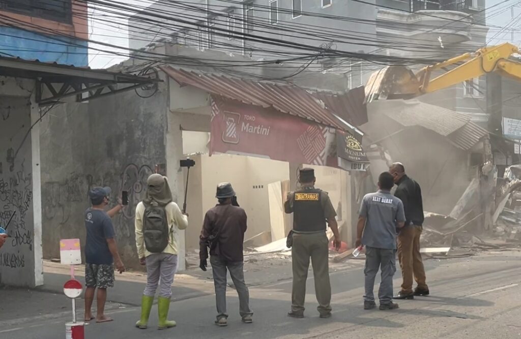 Bekasi - Petugas gabungan membongkar 34 bangunan liar di Jalan Raya Hankam, Pondok Melati, Kota Bekasi. Area tersebut akan dibangun drainase dan jalur pedestrian, Senin (24/8/2026). Foto: Ist