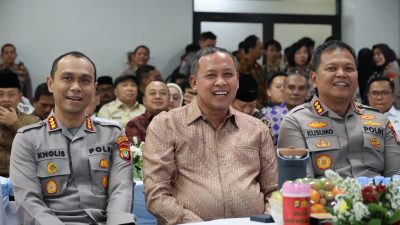 Bekasi - Wali Kota Bekasi, Tri Adhianto bersama Kombes Pol. Putu Kholis Aryana usai sertijab menjadi Kapolres Metro Bekasi Kota dengan Kombes Pol. Kusumo Wahyu Bintoro berpindah tugas mengemban amanah baru sebagai Kabagsumda Rorenmin Baintelkam Polri, Jumat (31/7/2026). Foto: Ist/Gobekasi.id.