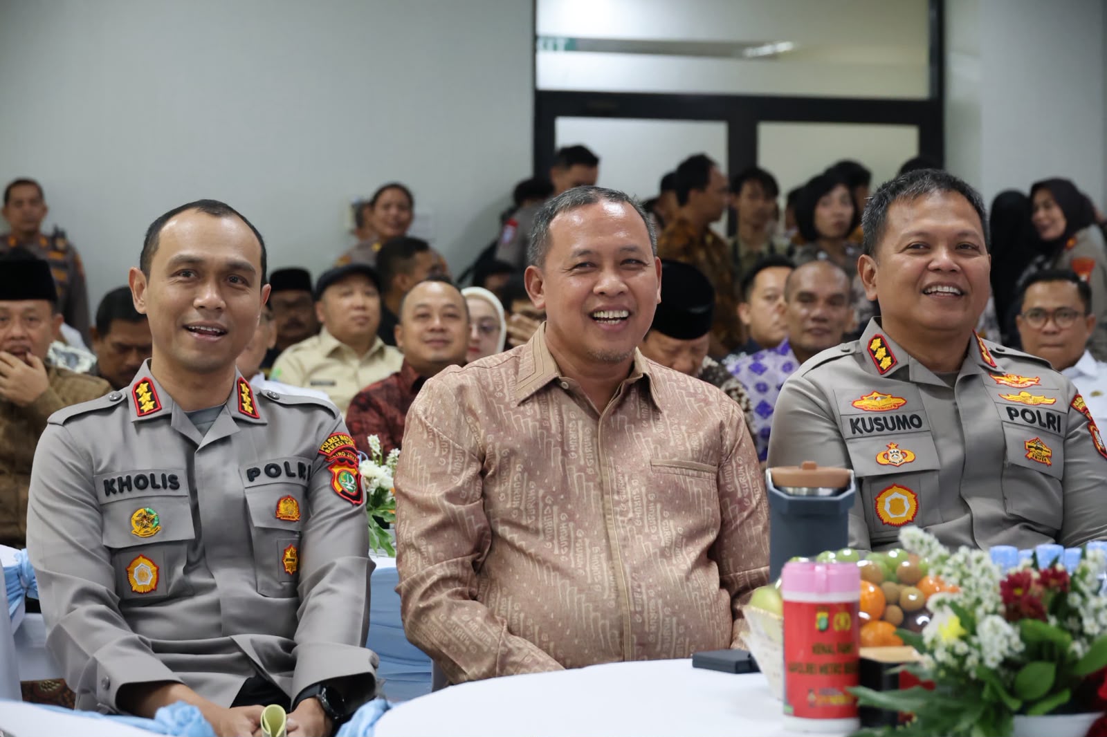 Bekasi - Wali Kota Bekasi, Tri Adhianto bersama Kombes Pol. Putu Kholis Aryana usai sertijab menjadi Kapolres Metro Bekasi Kota dengan Kombes Pol. Kusumo Wahyu Bintoro berpindah tugas mengemban amanah baru sebagai Kabagsumda Rorenmin Baintelkam Polri, Jumat (31/7/2026). Foto: Ist/Gobekasi.id.