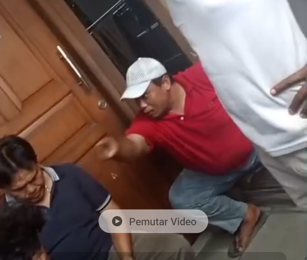 Bekasi - Kondisi saat mediasi di rumah RT Jalan Irigasi No.5 Kelurahan Medan Satria, Kecamatan Medan Satria, Kota Bekasi, dalam kasus dugaan pencurian kendaraan bermotor justru memanas. Foto: Instagram/violaptriii_