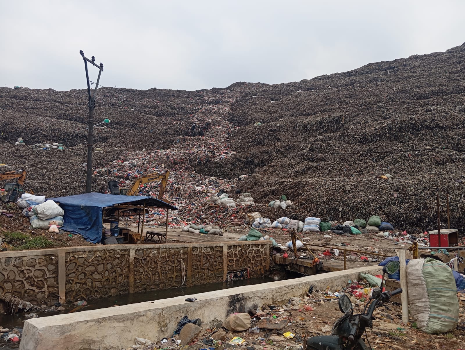 Bekasi - Pemandangan gunung sampah di TPST Bantargebang. Foto: Ist/Gobekasi.id.