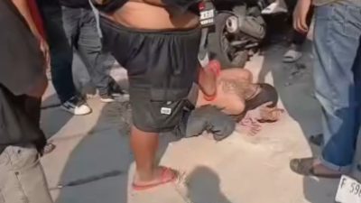 Bekasi - Warga menangkap Pencuri Sepeda Motor yang beraksi di samping SPBU Cimuning, Mustikajaya, Kota Bekasi, Sabtu (1/8/2026) siang. Foto Instagram/@udlmng