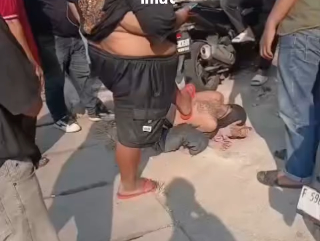 Bekasi - Warga menangkap Pencuri Sepeda Motor yang beraksi di samping SPBU Cimuning, Mustikajaya, Kota Bekasi, Sabtu (1/8/2026) siang. Foto Instagram/@udlmng