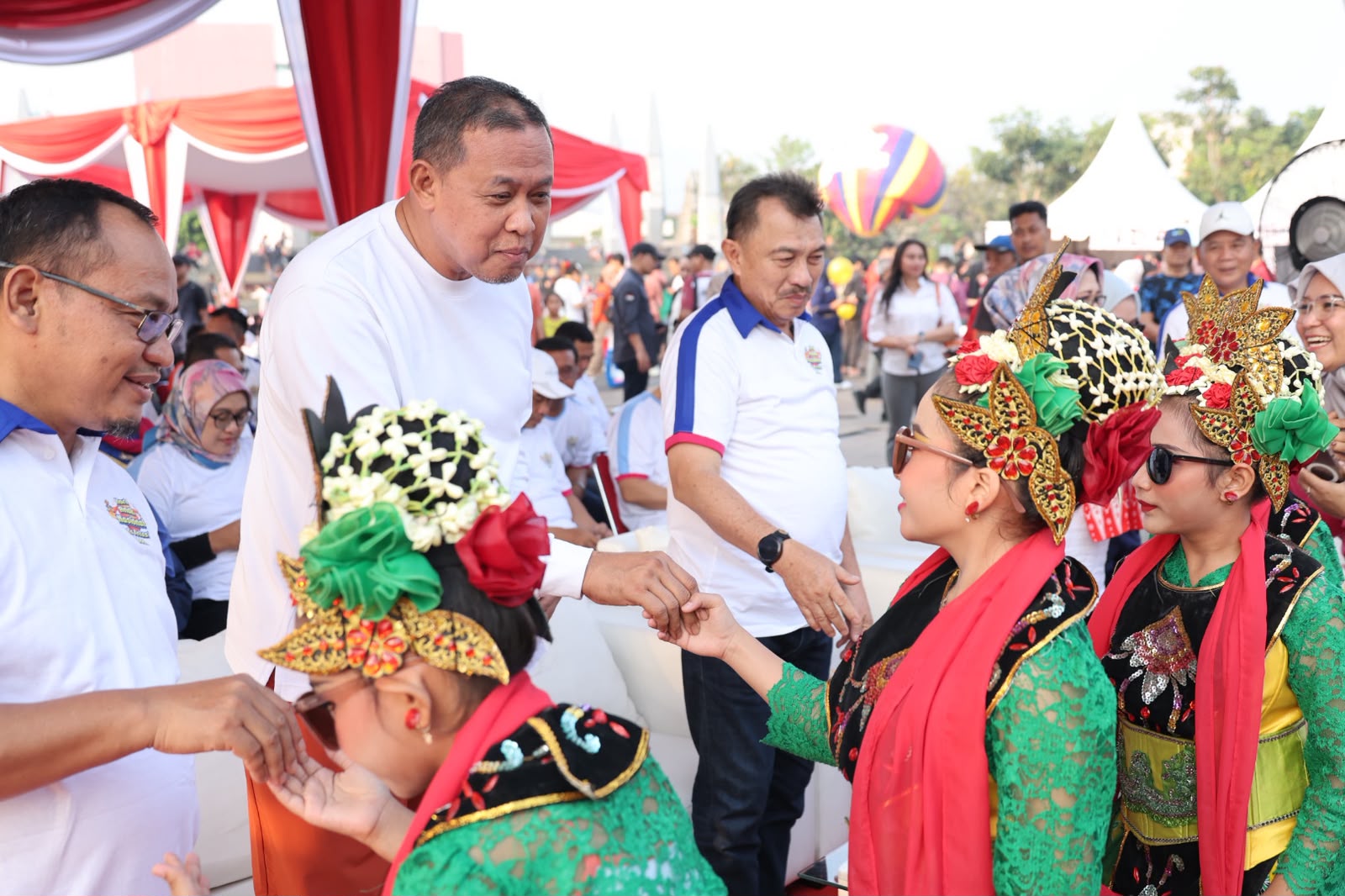 Bekasi - Wali Kota Bekasi Tri Adhianto bersama Wakil Wali Kota Abdul Harris Bobihe dan Ketua DPRD Sardi Effendi dalam rangkaian peringatan Hari Anak Nasional ke-42 di Plaza Patriot Candrabhaga, Minggu (2/8/2026). Foto: Ist/Gobekasi.id.