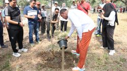 Bekasi - Wali Kota Bekasi Tri Adhianto memimpin penanaman pohon di kawasan Danau Duta Harapan, Bekasi Utara, Minggu (2/8/2026). Foto: Ist/Gobekasi.id.