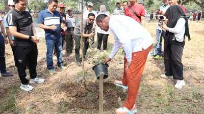 Bekasi - Wali Kota Bekasi Tri Adhianto memimpin penanaman pohon di kawasan Danau Duta Harapan, Bekasi Utara, Minggu (2/8/2026). Foto: Ist/Gobekasi.id.