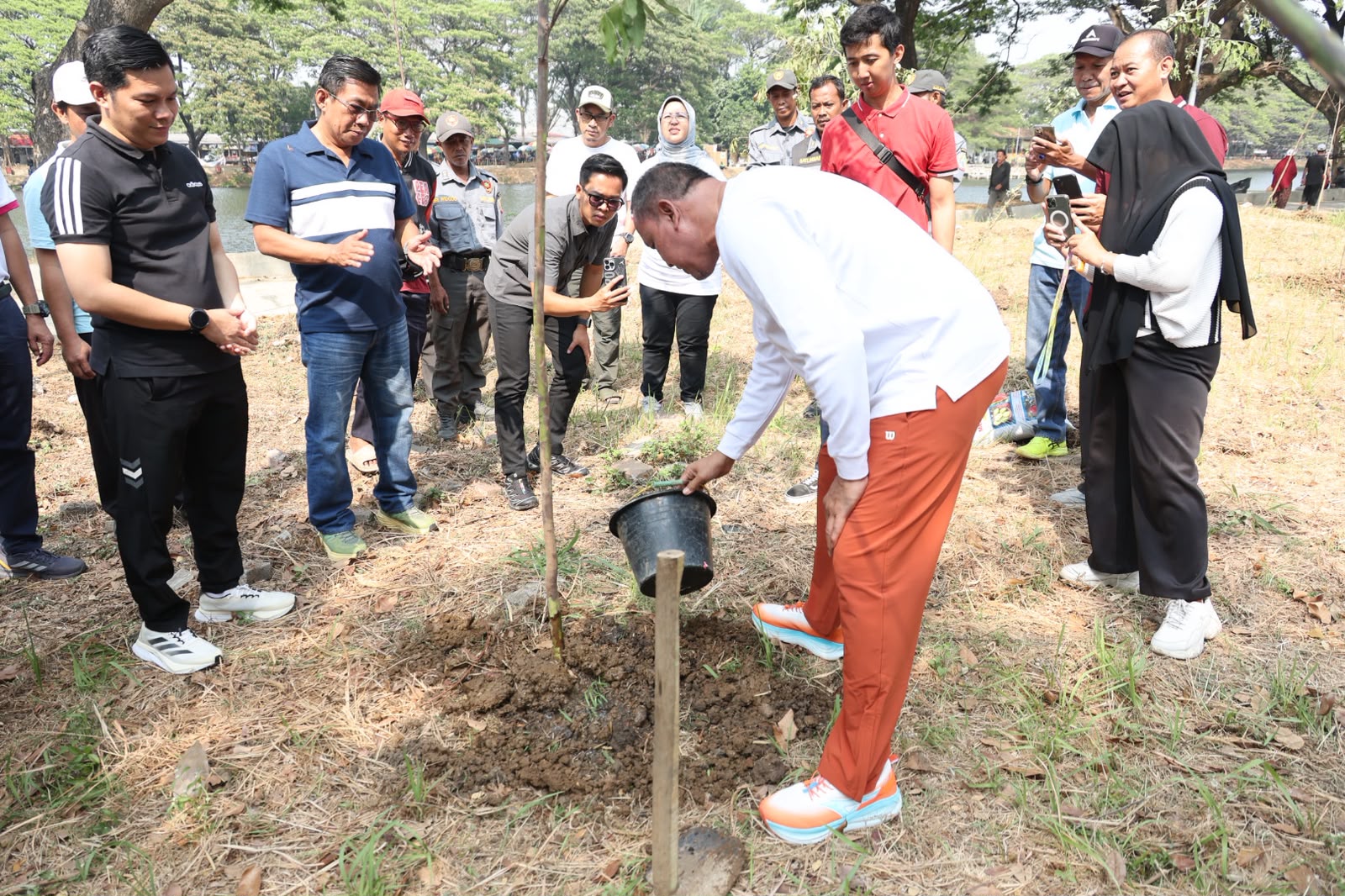 Bekasi - Wali Kota Bekasi Tri Adhianto memimpin penanaman pohon di kawasan Danau Duta Harapan, Bekasi Utara, Minggu (2/8/2026). Foto: Ist/Gobekasi.id.