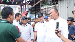 Bekasi - Wali Kota Bekasi Tri Adhianto saat meninjau lokasi titik yang akan ditertibkan banglinya bersama Kepala Dinas Bina Marga dan Sumber Daya Air (BMSDA) Idi Sutanto dan Camat Medan Satria Budi Rahman, Minggu (2/8/2026). Foto: Ist/Gobekasi.id.