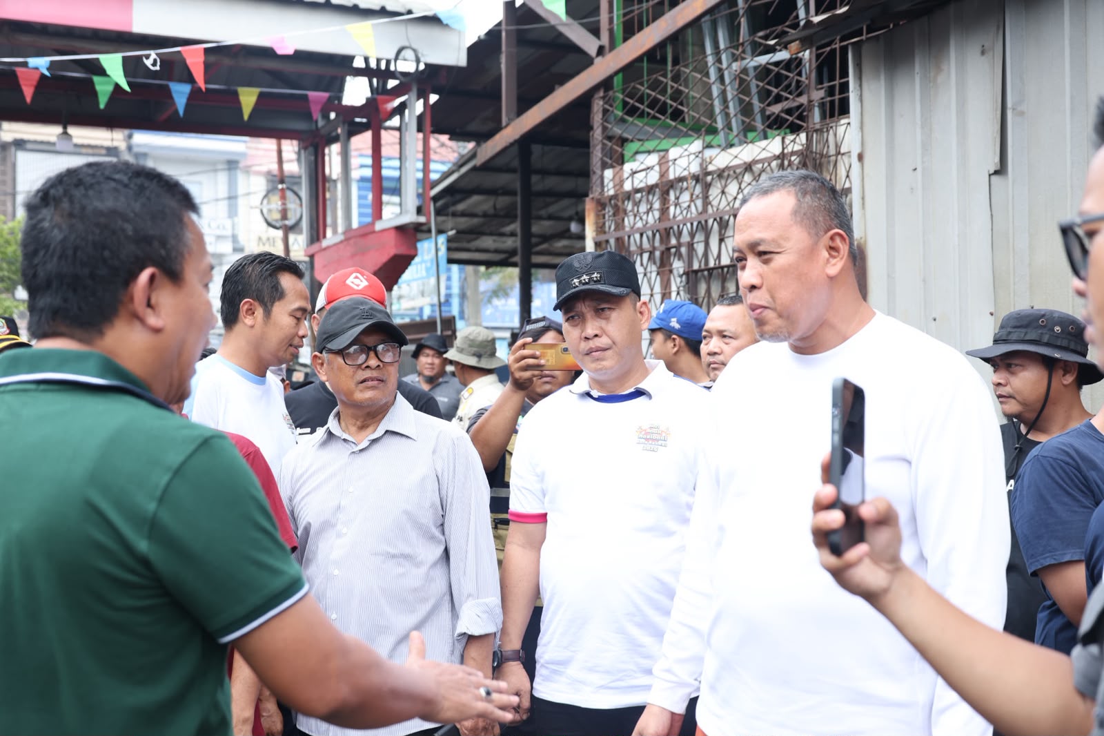 Bekasi - Wali Kota Bekasi Tri Adhianto saat meninjau lokasi titik yang akan ditertibkan banglinya bersama Kepala Dinas Bina Marga dan Sumber Daya Air (BMSDA) Idi Sutanto dan Camat Medan Satria Budi Rahman, Minggu (2/8/2026). Foto: Ist/Gobekasi.id.