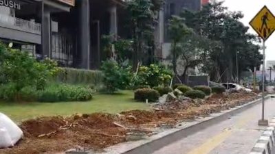 Bekasi - Pagar Besi Mall Pakuan dibongkar setelah menjadi perhatian di Bekasi. Foto: Septian/Gobekasi.id.