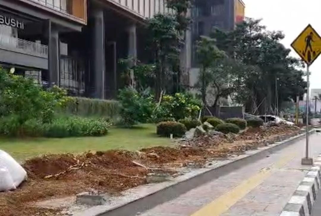 Bekasi - Pagar Besi Mall Pakuan dibongkar setelah menjadi perhatian di Bekasi. Foto: Septian/Gobekasi.id.