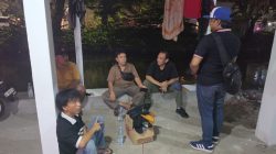 Bekasi - Piket fungsi Polsek Medan Satria mendatangi keributan di rumah Pak RT. Foto: Ist/Gobekasi.id.