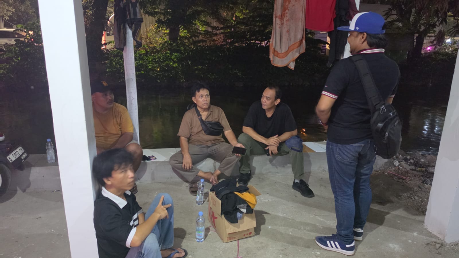 Bekasi - Piket fungsi Polsek Medan Satria mendatangi keributan di rumah Pak RT. Foto: Ist/Gobekasi.id.