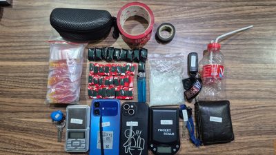 Bekasi - Sejumlah barang bukti yang disita polisi dari Kurir Sabu dengan modus temel di Tambun Selatan, Kabupaten Bekasi. Foto: Ist/Gobekasi.id.