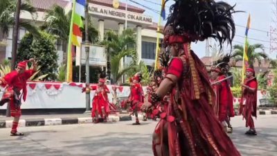 Bekasi - Puluhan anggota keluarga dan kerabat korban dugaan pengeroyokan yang melibatkan anggota DPRD Kabupaten Bekasi mengawal sidang perdana di depan PN Cikarang dengan tarian Minahasa, Rabu (5/8/2026). Foto: Ist/Gobekasi.id.