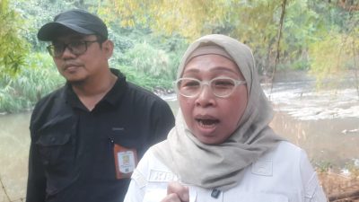 Bekasi - Kepala DLH Kota Bekasi, Kiswatiningsih saat meninjau Kali Bekasi yang mengalami pencemaran limbah berat, Rabu (5/8/2026). Foto: Septian/Gobekasi.id.
