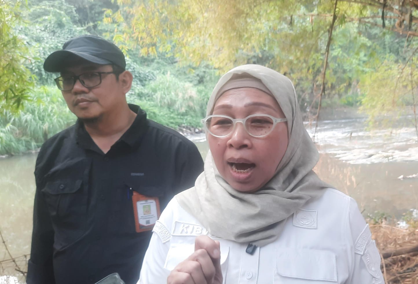 Bekasi - Kepala DLH Kota Bekasi, Kiswatiningsih saat meninjau Kali Bekasi yang mengalami pencemaran limbah berat, Rabu (5/8/2026). Foto: Septian/Gobekasi.id.