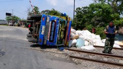 Bekasi - Sebuah truk terguling dan menutup salah satu badan jalur rel di perlintasan sebidang JPL 130, Jalan Raya Bojongsari, Kecamatan Kedungwaringin, Kabupaten Bekasi, Kamis (6/8/2026). Foto: Ist/Gobekasi.id.