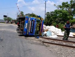 Truk Terguling di Kedungwaringin Bekasi, 11 Perjalanan Kereta Api Sempat Tertahan