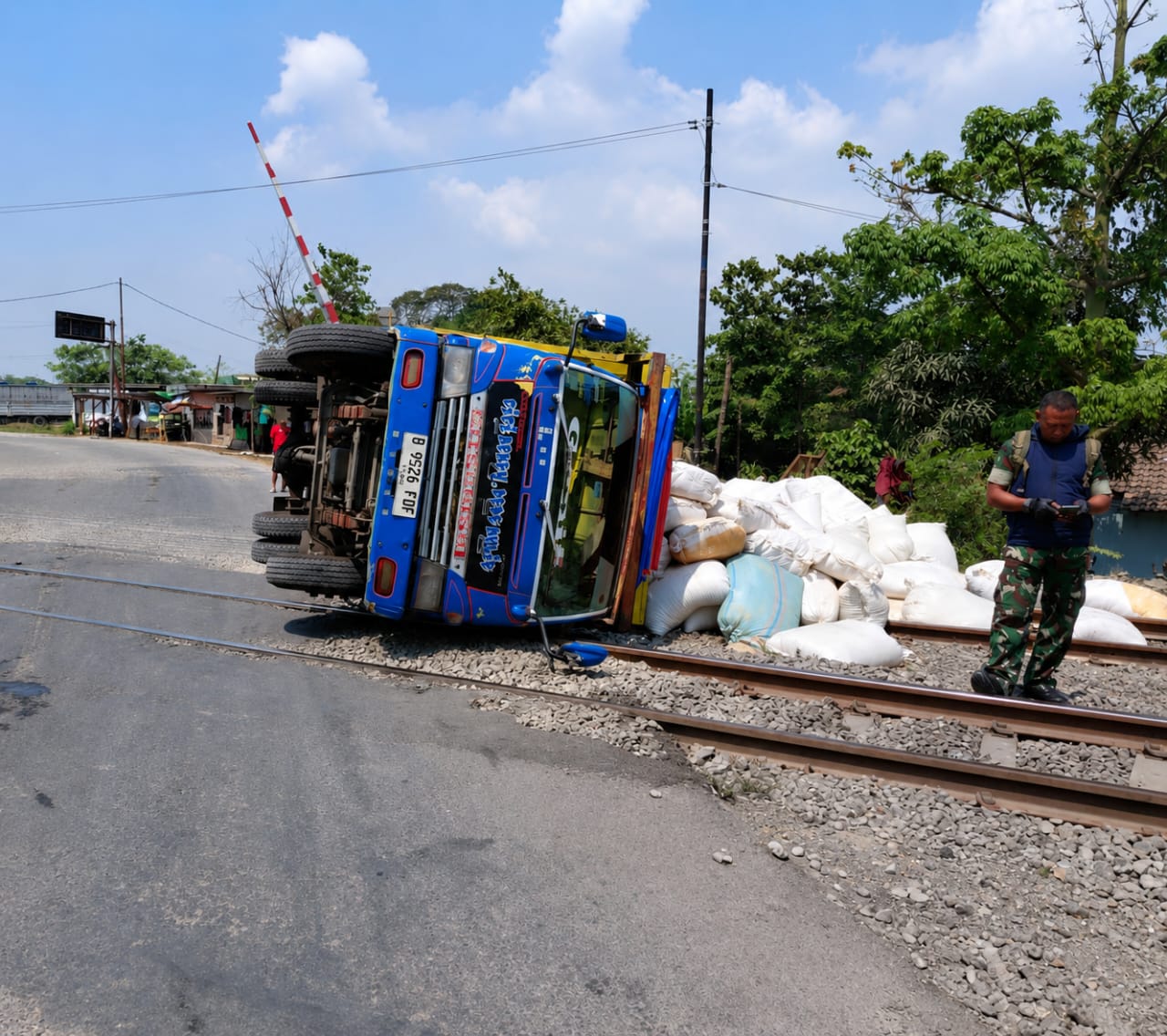 Bekasi - Sebuah truk terguling dan menutup salah satu badan jalur rel di perlintasan sebidang JPL 130, Jalan Raya Bojongsari, Kecamatan Kedungwaringin, Kabupaten Bekasi, Kamis (6/8/2026). Foto: Ist/Gobekasi.id.