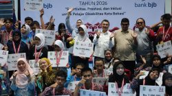 Bekasi - Wakil Wali Kota Bekasi, Abdul Harris Bobihoe bersama atlet pelajar yang berlaga di ajang Pekan Paralimpik Pelajar Daerah (Peparpeda) Kota Bekasi. Foto: Ist/Gobekasi.id.
