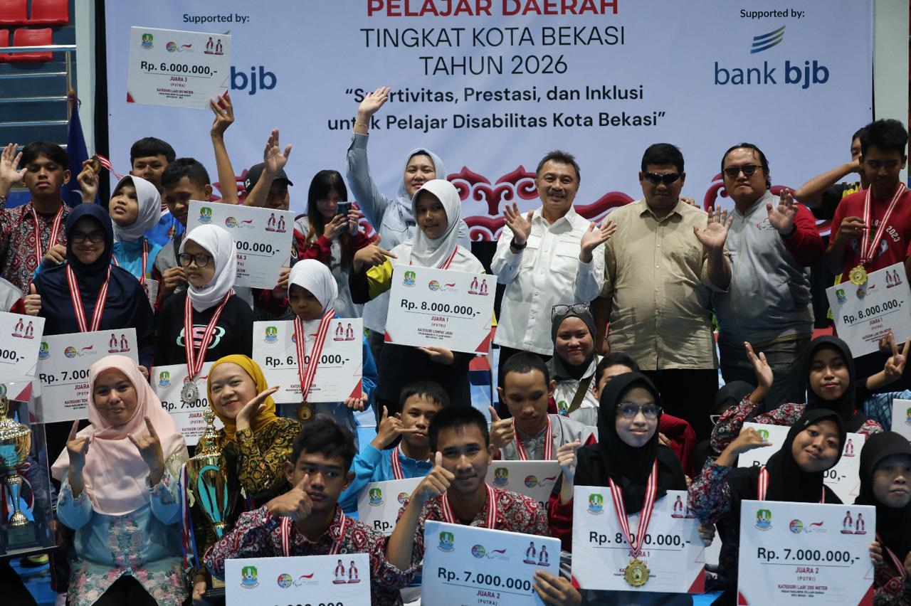 Bekasi - Wakil Wali Kota Bekasi, Abdul Harris Bobihoe bersama atlet pelajar yang berlaga di ajang Pekan Paralimpik Pelajar Daerah (Peparpeda) Kota Bekasi. Foto: Ist/Gobekasi.id.