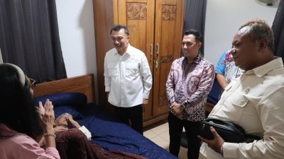 Bekasi - Wakil Wali Kota Bekasi, Abdul Harris Bobihoe, mengunjungi Heru Baskoro (84), putra dari pengetik naskah proklamasi Kemerdekaan RI, Sayuti Melik, di Sentra Terpadu Pangudi Luhur (STPL) Kota Bekasi. Foto: Ist/Gobekasi.id.