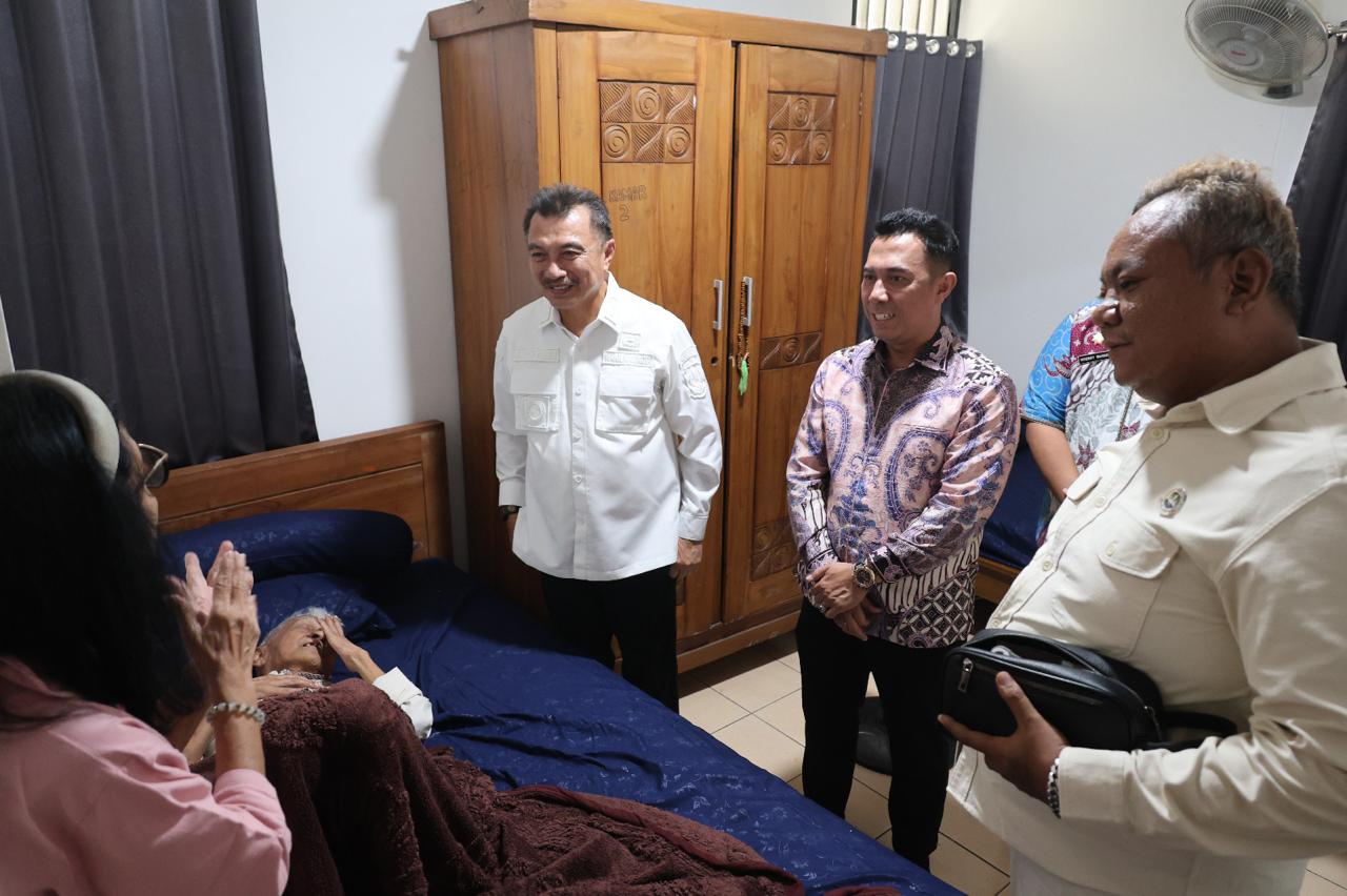 Bekasi - Wakil Wali Kota Bekasi, Abdul Harris Bobihoe, mengunjungi Heru Baskoro (84), putra dari pengetik naskah proklamasi Kemerdekaan RI, Sayuti Melik, di Sentra Terpadu Pangudi Luhur (STPL) Kota Bekasi. Foto: Ist/Gobekasi.id.